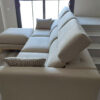 sofa beige con reposacabezas abatibles y puff