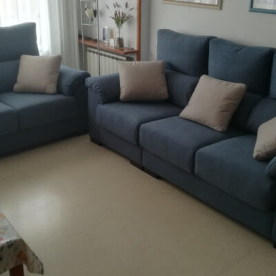 Conjunto tresillos 3 + 2 plazas, con patas de madera y asientos deslizantes
