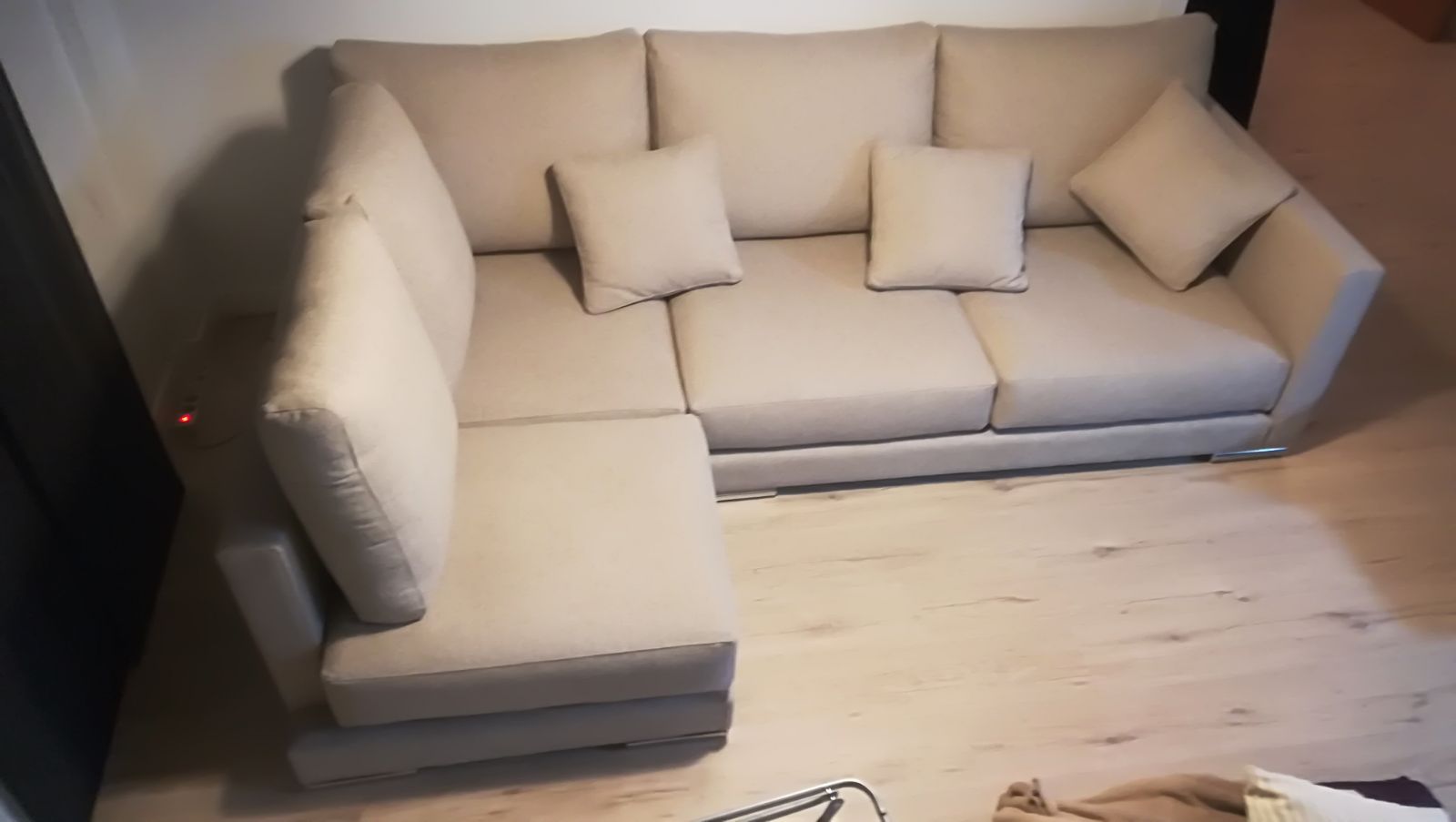 Sofa respaldos acolchados, cojines grandes riñoneros, reposabrazos altos