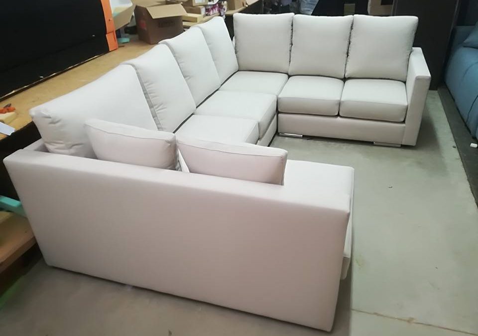 Sofa respaldos rectos altos