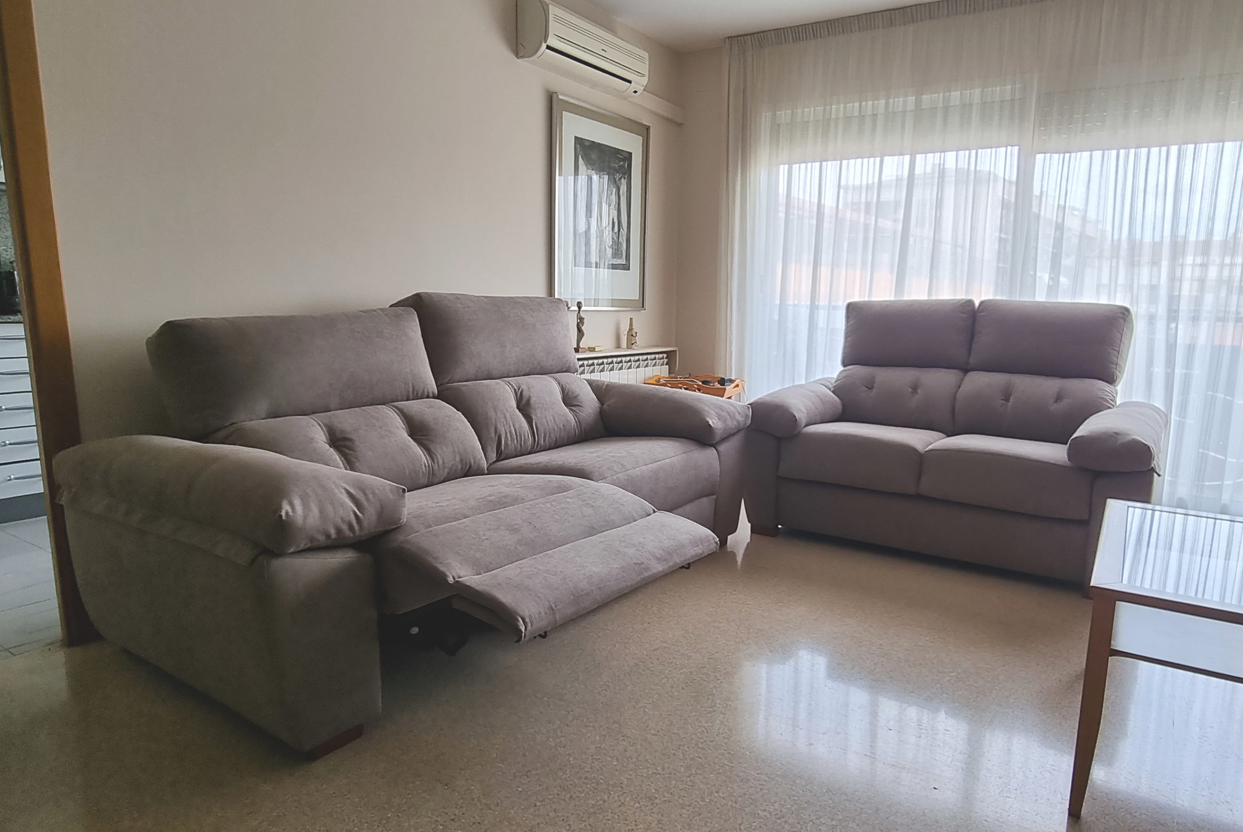 Sofa relax asientos motorizados, respaldos altos y cojín riñonero
