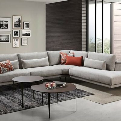 sofa rinconero gris claro con cojines respaldos
