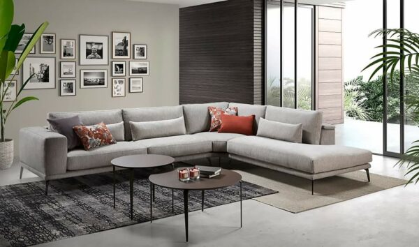 sofa rinconero gris claro con cojines respaldos